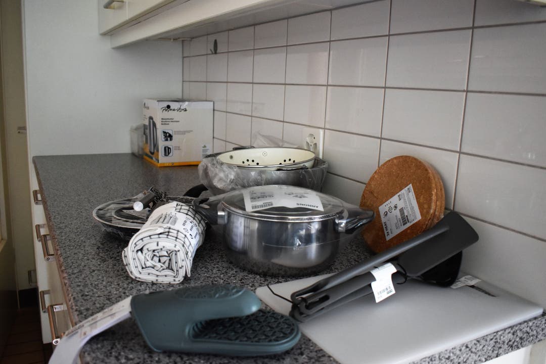 Die wichtigsten Gebrauchsgegenstände, etwa Küchenutensilien, liegen in den Wohnungen für die neuen Bewohnerinnen und Bewohner bereit.