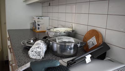 Die wichtigsten Gebrauchsgegenstände, etwa Küchenutensilien, liegen in den Wohnungen für die neuen Bewohnerinnen und Bewohner bereit. (Nadine Böni / Aargauer Zeitung)