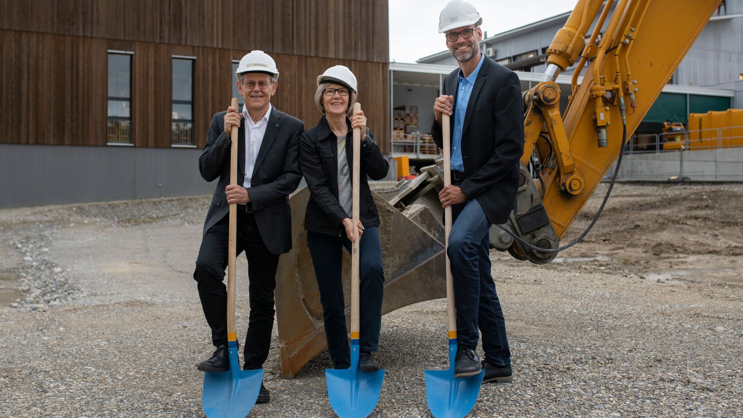 Von links: Firmengründer Martin und Isabel Andermatt und Geschäftsführer Daniel Zingg beim Spatenstich am 27. Juni. (Bild: Dominik Wunderli (Grossdietwil, 27. Juni 2022))