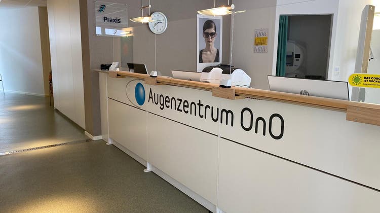 Beim Empfang im Augenzentrum ONO werden die Patientinnen und Patienten freundlich empfangen. (Bilder: PD)