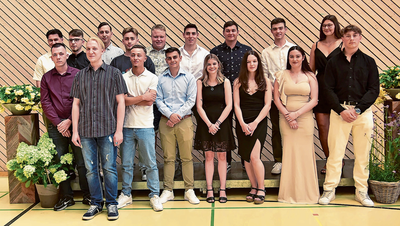 Gruppenbild mit einigen der erfolgreichen Absolventinnen und Absolventen aus dem Werdenberg. (Bild: Heidi Beyeler)