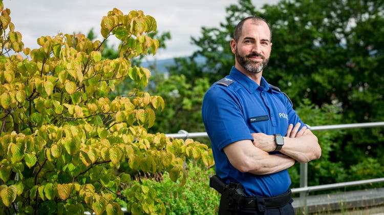 Der 42-jährige Marc Wyss ist der neue Polizeikommandant der Gemeindepolizei Urdorf. Der ehemalige Kantonspolizist kennt die Gemeinde wegen seines Hobbys: dem Eishockey. (Sandra Ardizzone)