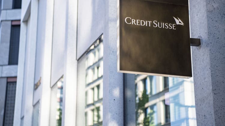 Privatkunden mit mehr als 2 Millionen Franken auf dem Konto werden bei der Credit Suisse ab Juli von den Negativzinsen befreit. (Keystone)