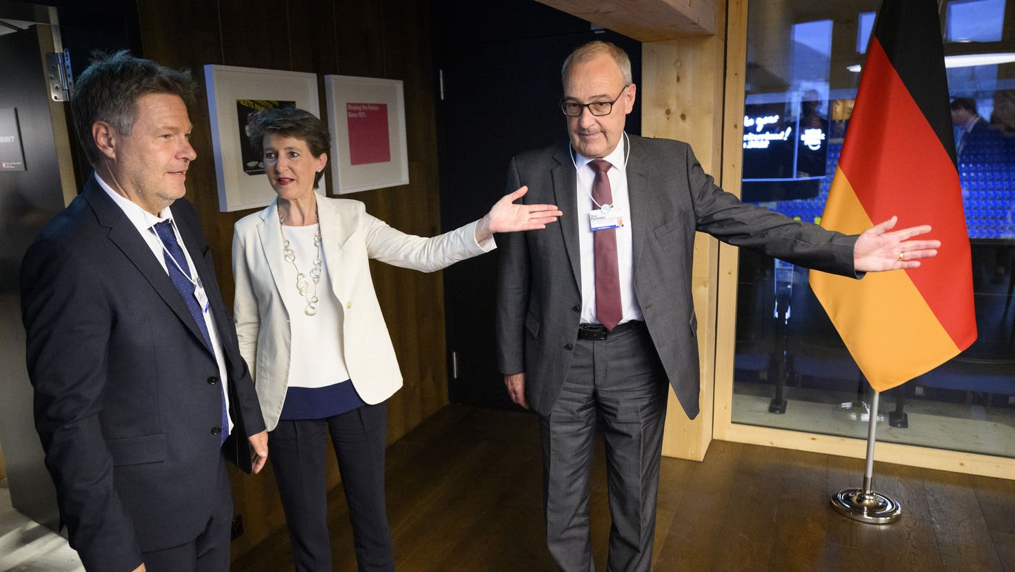 Am WEF in Davos haben Simonetta Sommaruga und GUy Parmelin mit dem Deutschen Energieminister Habeck Verhandlungen über Gas vereinbart. (Keyston)