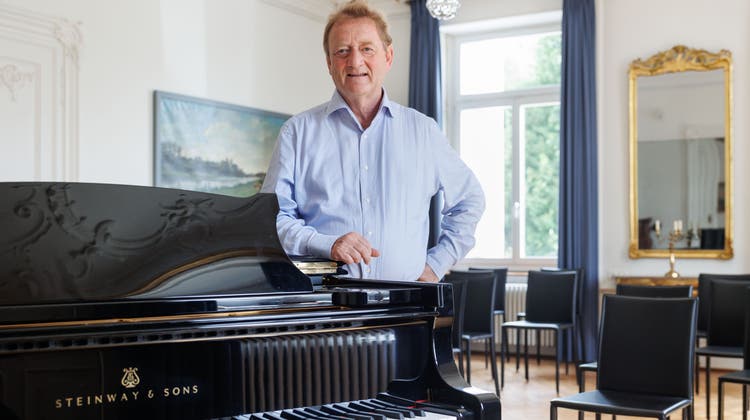 Adrian Flury, Stifter und Mäzen eines neuen Pianistenpreises «Prix Serdang» im Konzertsaal der Villa. (Hanspeter Bärtschi)