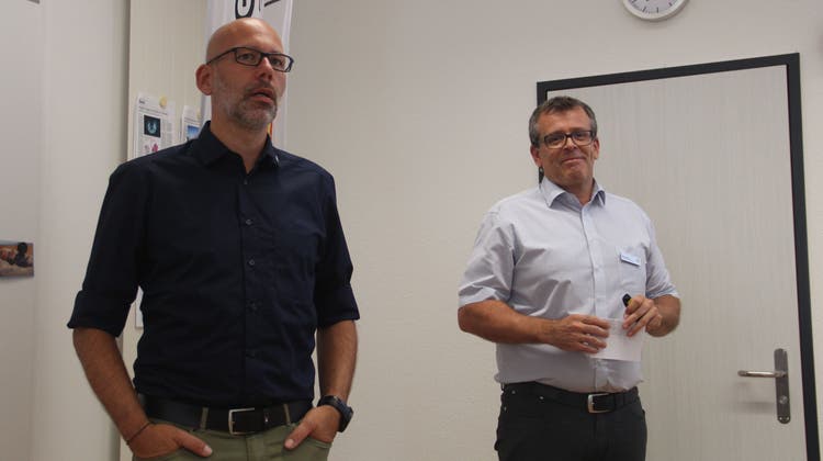 Marco Skär (ewz) und Martin Hössli, Geschäftsleiter der Gemeindewerke Villmergen, stellen den neuen Wärmeverbund, der im Dorf geplant ist, vor. (Andrea Weibel)
