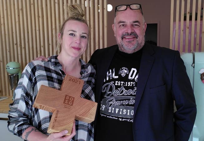 Chloé Tribuzio wurde von «Best of Swiss Gastro»-Ceo Andreas Krumes für ihre Cupcake-Manufaktur Hüftgold als bestes Take-away in der Schweiz ausgezeichnet.