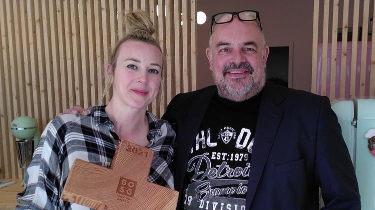 Chloé Tribuzio wurde von «Best of Swiss Gastro»-Ceo Andreas Krumes für ihre Cupcake-Manufaktur Hüftgold als bestes Take-away in der Schweiz ausgezeichnet. (zvg)