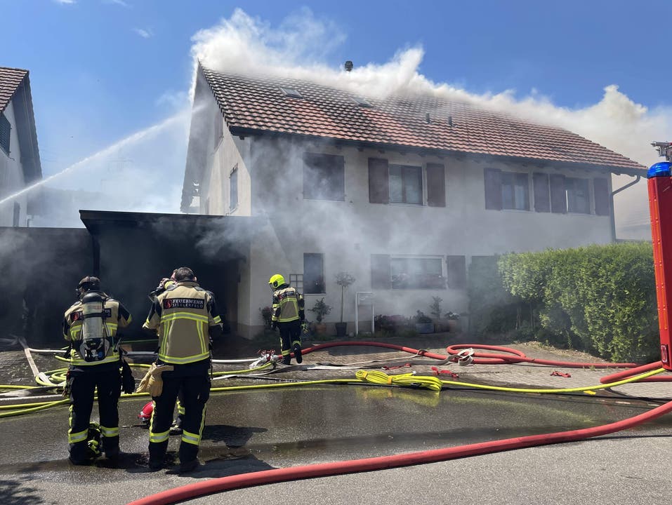 Eiken, 30. Juni: Brand in einem Doppeleinfamilienhaus verursacht grossen Sachschaden.