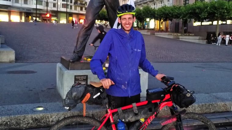 Lukas Müller hat das Ziel, die Freddie-Mercury-Statue in Montreux, erreicht. (Bild: PD)