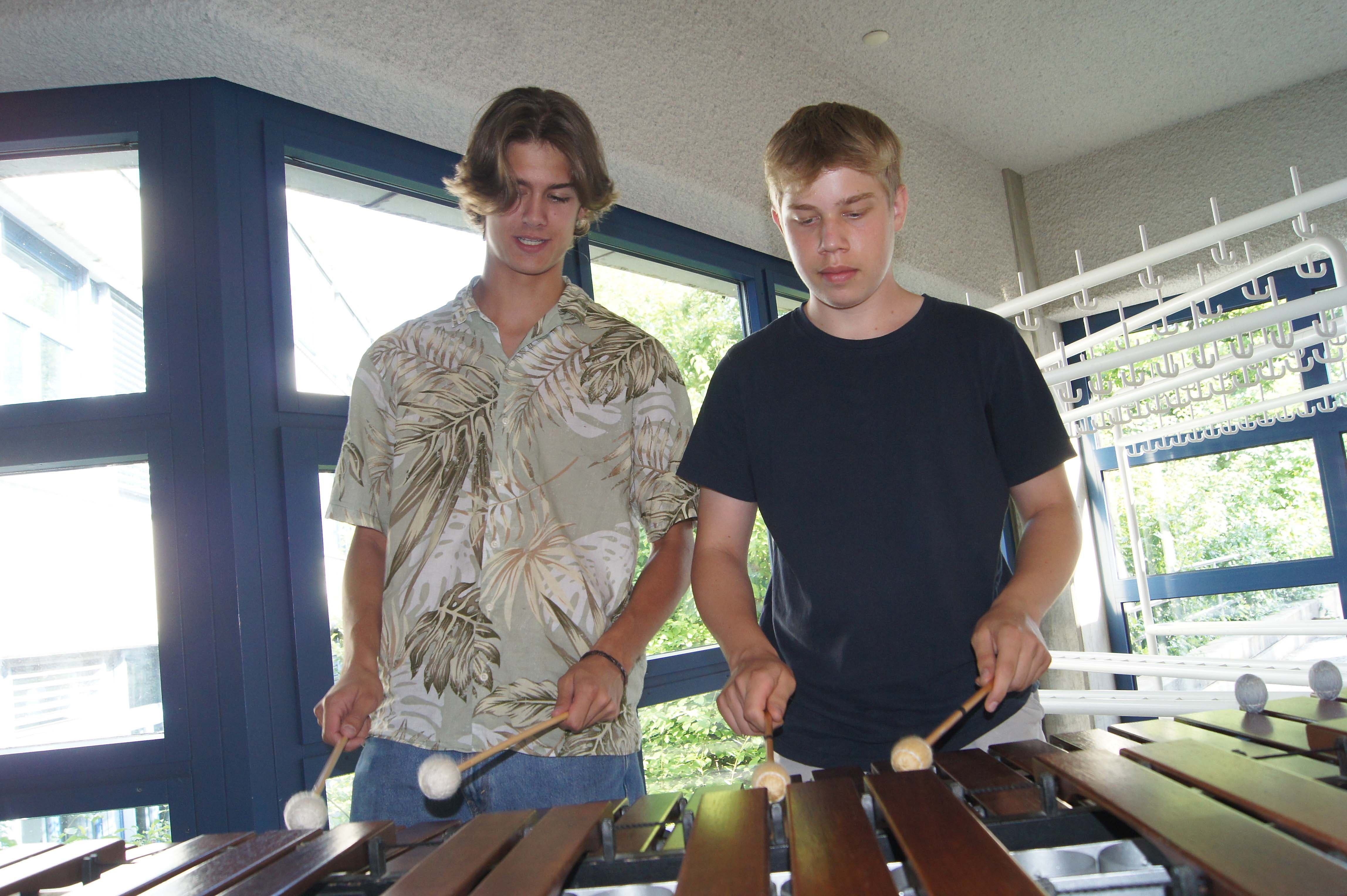 Zwei Jungs spielen das Xylophon.