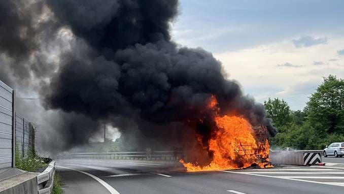 Auf der Autobahn A2 brennt ein Linienbus – Feuerwehr und Polizei sind vor Ort