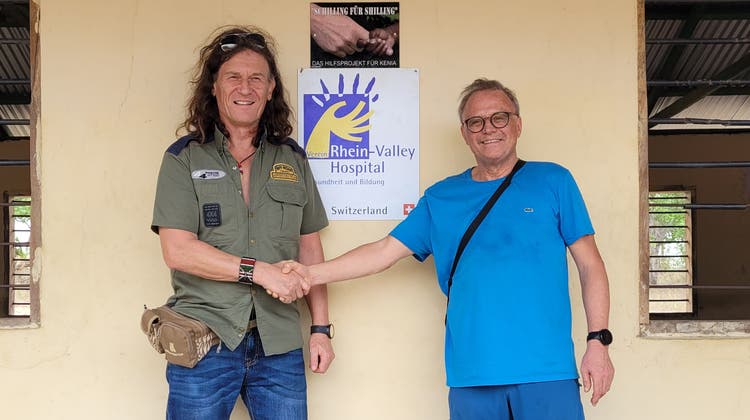 Erich Kühnis (Präsident Verein Rhein-Valley Hospital, rechts) besiegelt die langfristige Zusammenarbeit mit Eddie Kroll (Präsident Verein Schilling für Shilling). (Bild: PD)