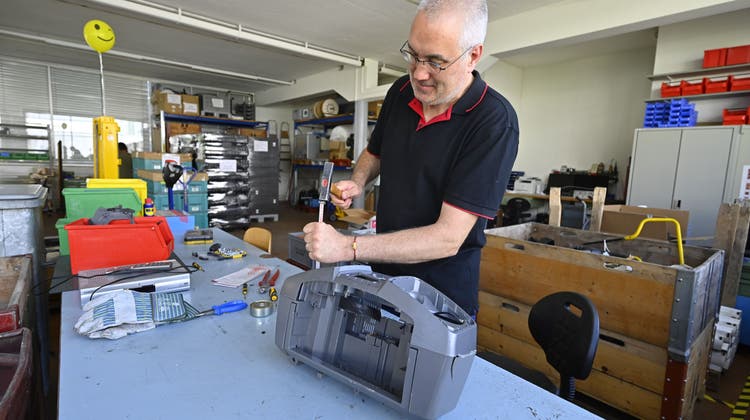Markus Schneeberger zerlegt in der Recyclingwerkstatt ein altes Radio. (Oliver Menge)