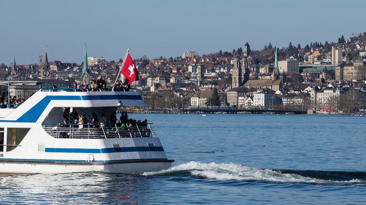 Auf dem Zürichsee herrscht an schönen Sommertagen viel Betrieb: Ein Tempolimit für Motorboote hält der Zürcher Regierungsrat aber derzeit für nicht notwendig. (Archivbild: Patrick B. Kraemer / KEYSTONE)