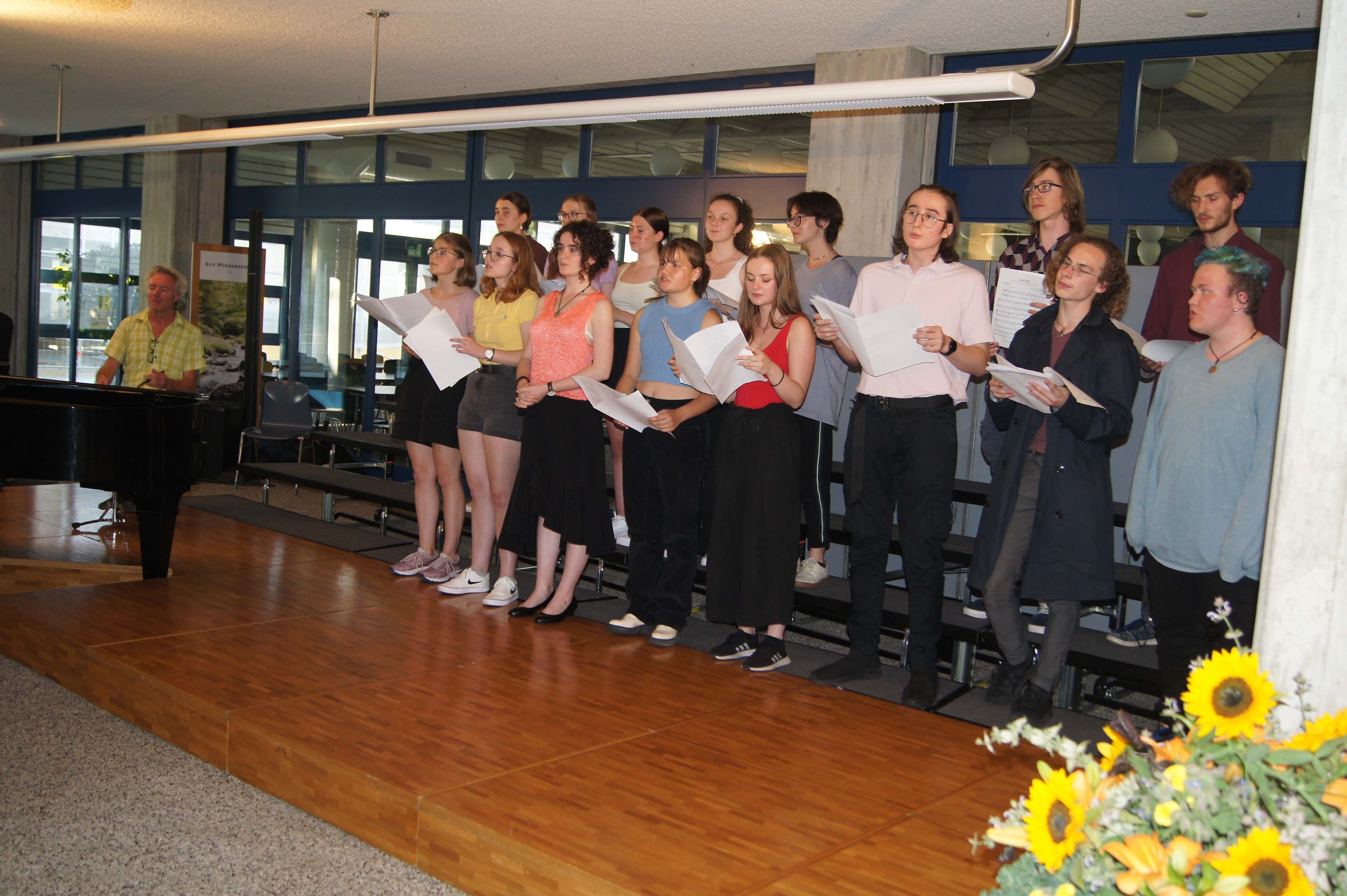 An der Kantonsschule Limmattal in Urdorf wird jeweils zum Ende des Schuljahres die traditionelle Serenade aufgeführt. Zuletzt fand diese 2019 statt.