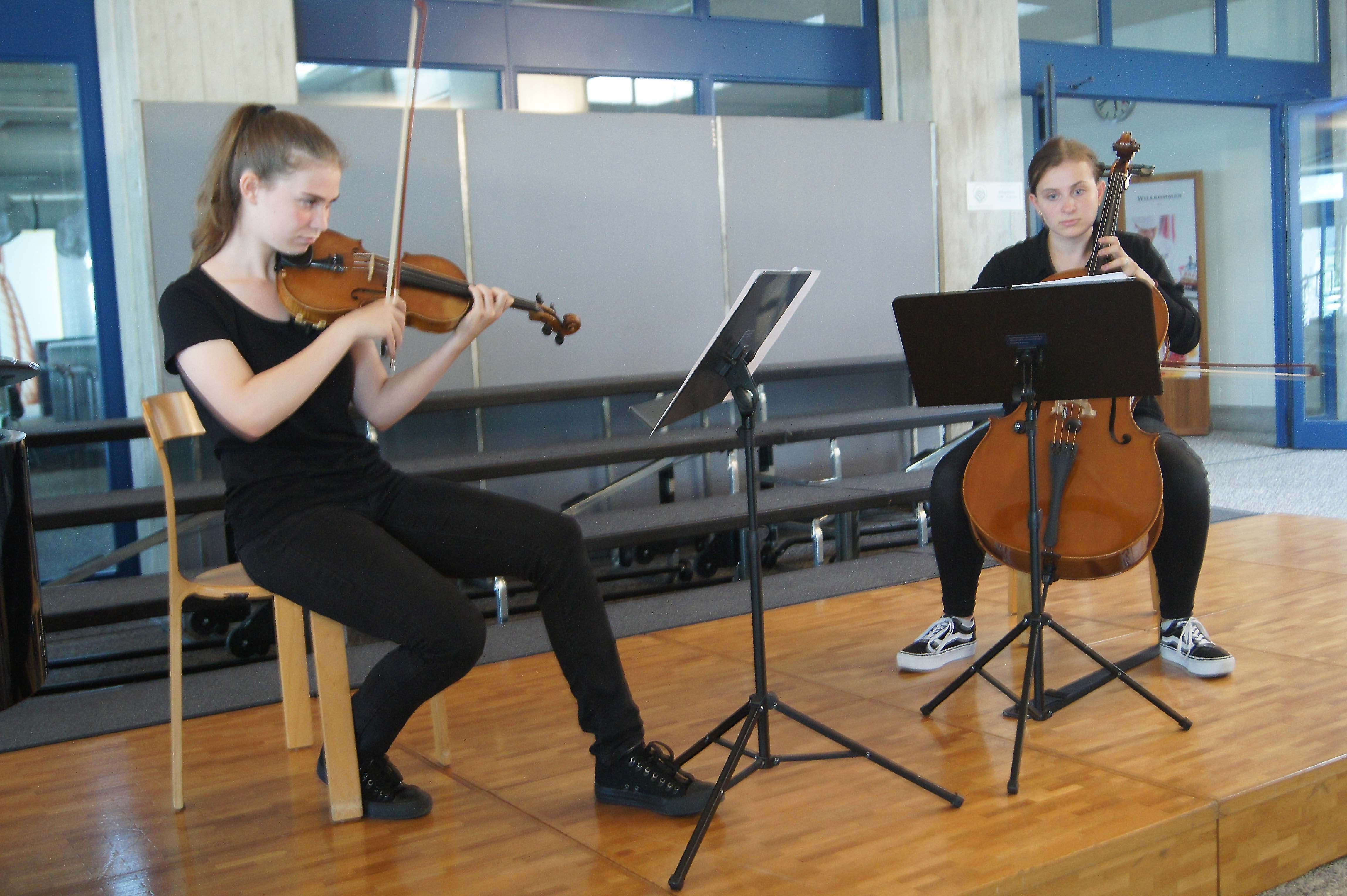 Yael Irniger an der Violine und Lilly Plüss am Cello.