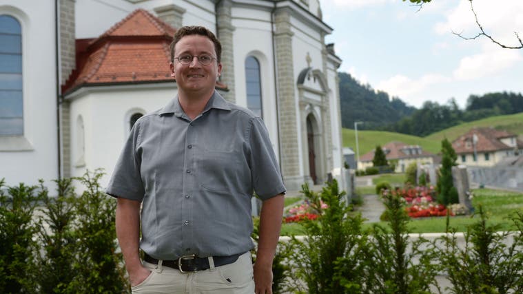 Joachim Cavicchini vor der Kirche in Schindellegi. (Bild: Urs Hanhart (29. Juni 2022))