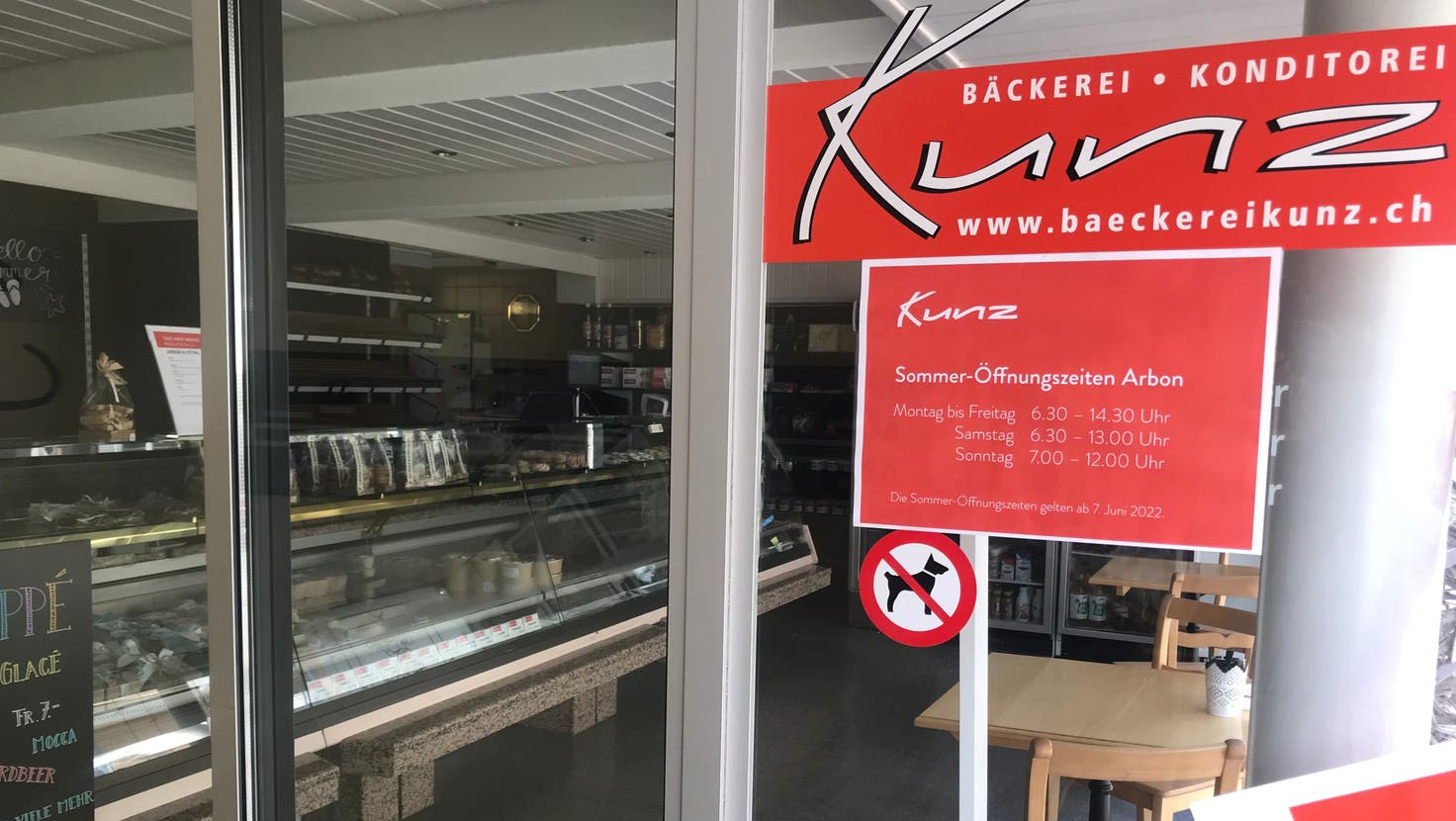 Kurz vor drei ist die Bäckerei Kunz bereits geschlossen, was viele schade finden. (Tanja von Arx)