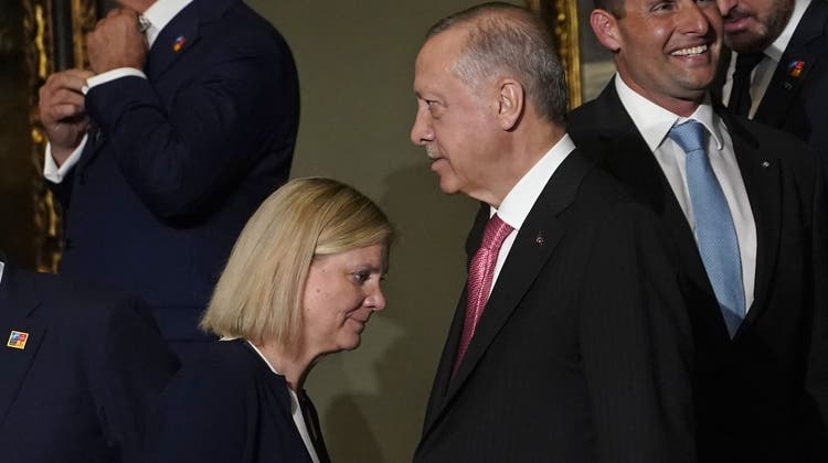 Kniefall vor dem Despoten? Das Entgegenkommen Schwedens (hier Regierungspräsidentin Magdalena Andersson mit dem türkischen Präsidenten Recep Tayyip Erdogan am Nato-Gipfel) wirft hohe Wellen. (Bild: Andrea Comas / AP)