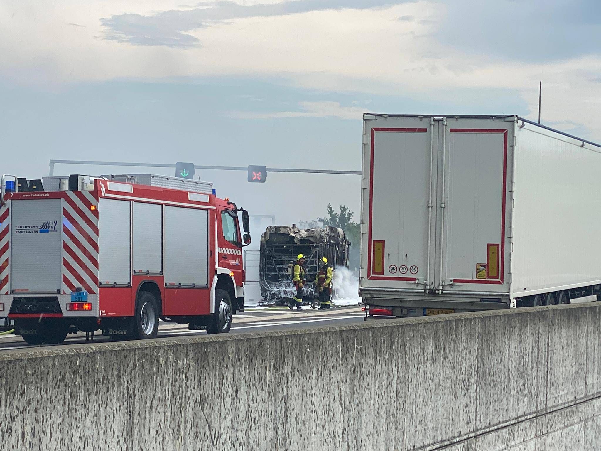 Bildergalerie - Linienbus Brennt Auf Autobahn – Diese War Für Vier ...