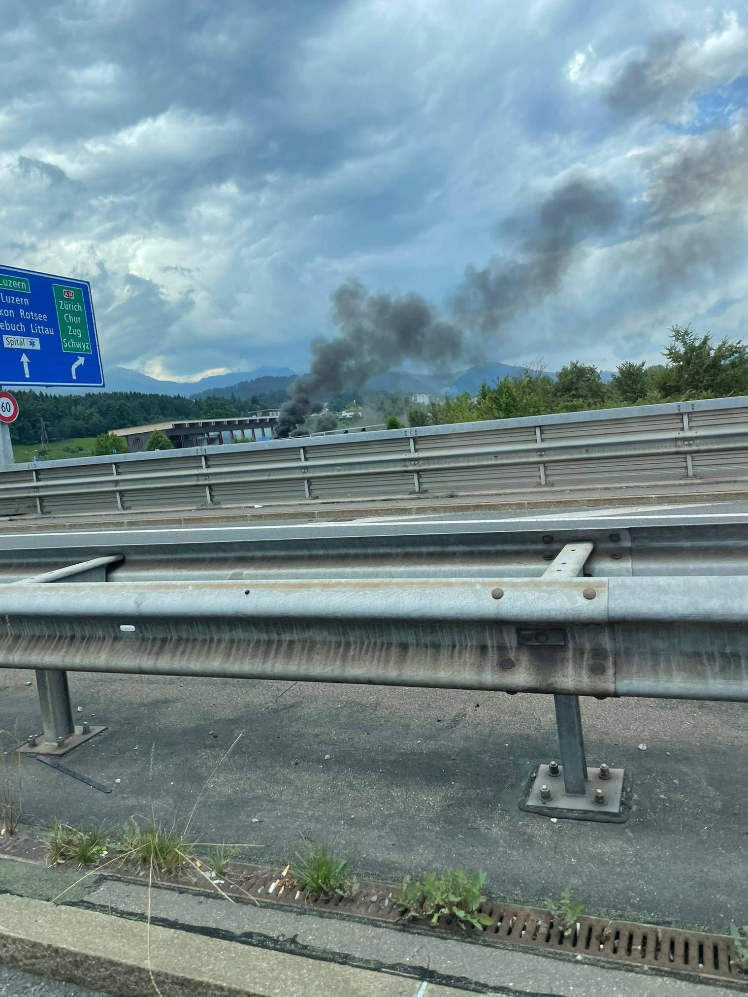 Autobahn A2 Bei Luzern: Linienbus Fängt Feuer