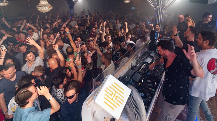 Party in Palma: In den Clubs auf Mallorca ist Corona längst vergessen. (Imago / www.imago-images.de)