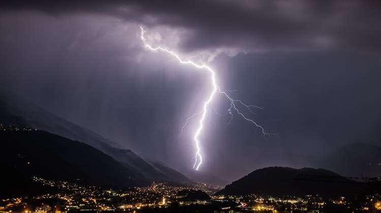 Über 30'000 Blitzeinschläge: In der Nacht auf Freitag zogen erneut starke Gewitter über die ganze Schweiz. (Archivbild) (Keystone)