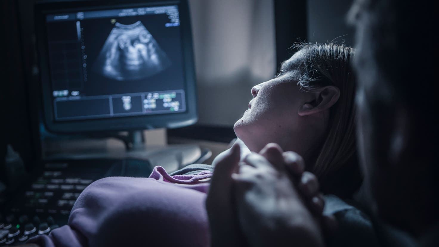 Schwanger – was jetzt? Ein paar während einer Ultraschalluntersuchung. (Bild: Getty Images)