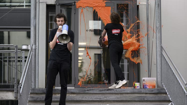 Aktivisten von Renovate Switzerland beschmierten das Staatssekretariat für Bildung, Forschung und Innovation mit oranger Farbe. (Keystone)