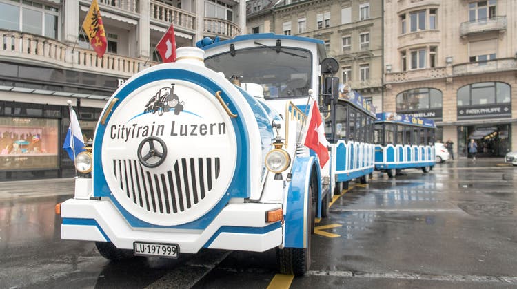 Der City-Train bei der Abfahrt am Schwanenplatz in Luzern. Diese Haltestelle wird aufgehoben. (Bild: Pius Amrein  (Luzern, 1. Juli 2022))