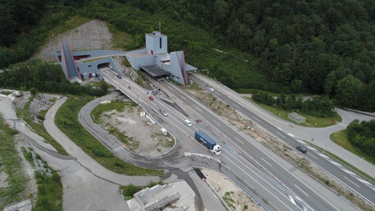 Der Sanierungstunnel (ganz links) ist eröffnet. Ab rund 14 Uhr konnte der Verkehr in Richtung Süden durch die Röhre fliessen. (Bruno Kissling)