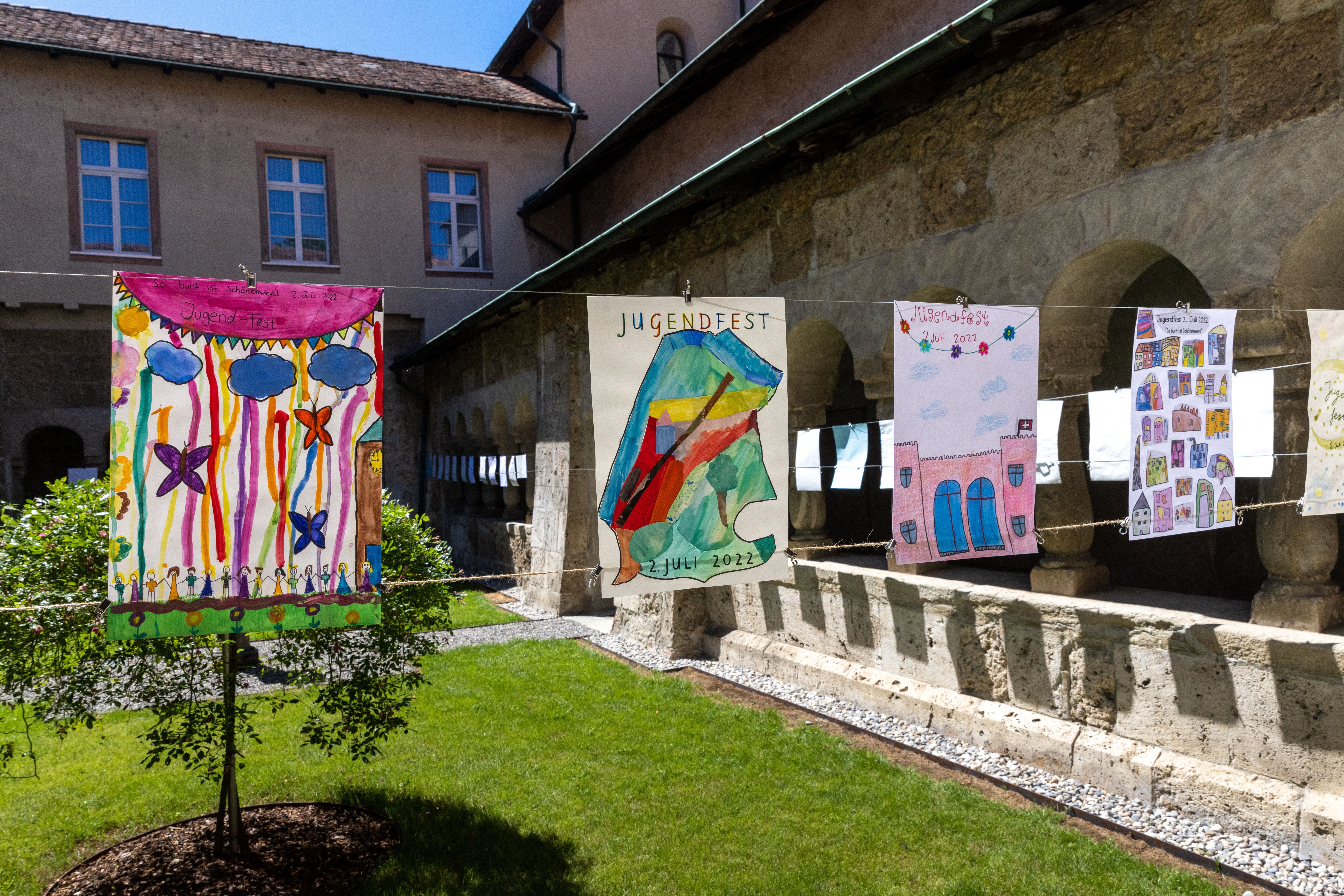 Kunstwerke für das Jugendfest in Schönenwerd, aufgehängt im Kreuzgang der Stiftskirche.