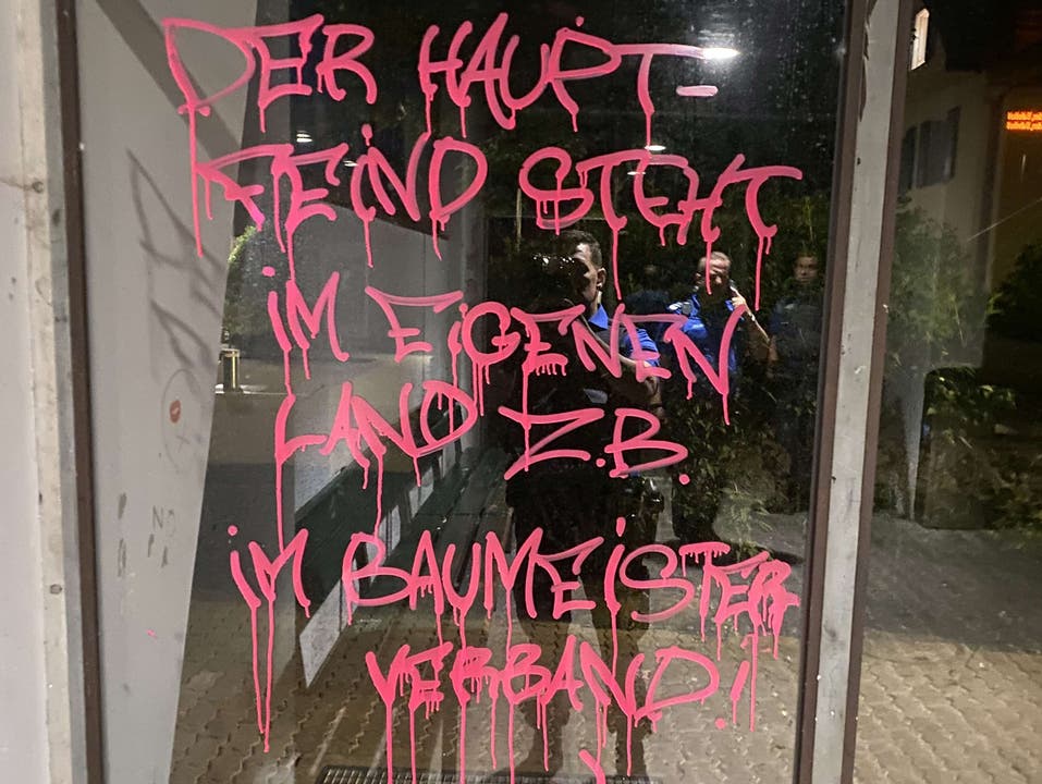 Rheinfelden, 1. Juli: Jugendliche haben mehrere Glaswände bei der Bushaltestelle «Augarten» in Rheinfelden versprayt.