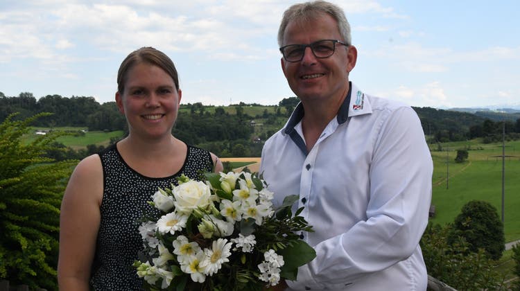 Heinz Keller, Gemeindepräsident von Kradolf-Schönenberg, gratuliert der Wahlsiegerin Karin Brühlmann mit einem Blumenstrauss. (Bild: Georg Stelzner (Schönenberg, 3. Juli 2022))