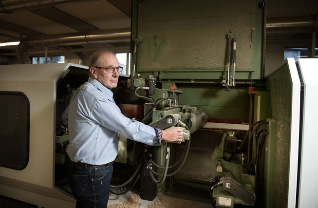 Schreiner Ernst Achermann arbeitete über 50 Jahre bei der Frank Türen AG in Buochs. Achermann, fotografiert am 13. Januar 2015, bei der CNC-Maschine, welche er über Jahre mitentwickelt hat.