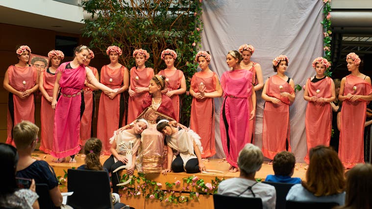 Die Musikschule Cham und Hünenberg zeigen die Oper «Dido und Aeneas» von Henry Purcell in der Eingangshalle des Mandelhof in Cham. (Mathias Blattmann (2. Juli 2022))