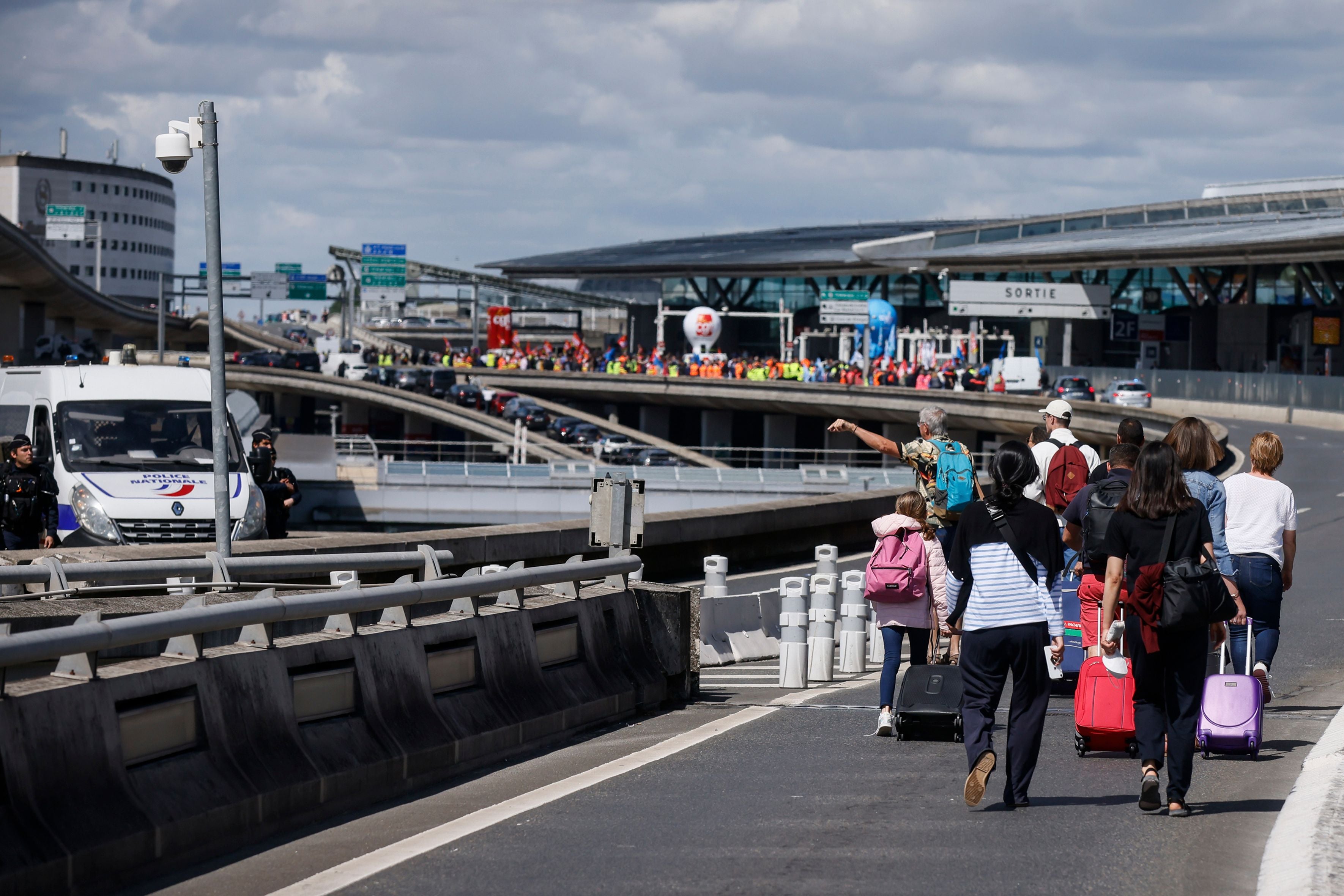 Disorder At Paris Airport: Thousands Of Suitcases Have Disappeared ...