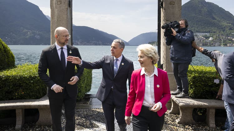 Bundespräsident Ignazio Cassis (Mitte) führt seine Gäste Ursula von der Leyen (rechts) und Denis Schmihal (links) an den Lago di Lugano. (Keystone)