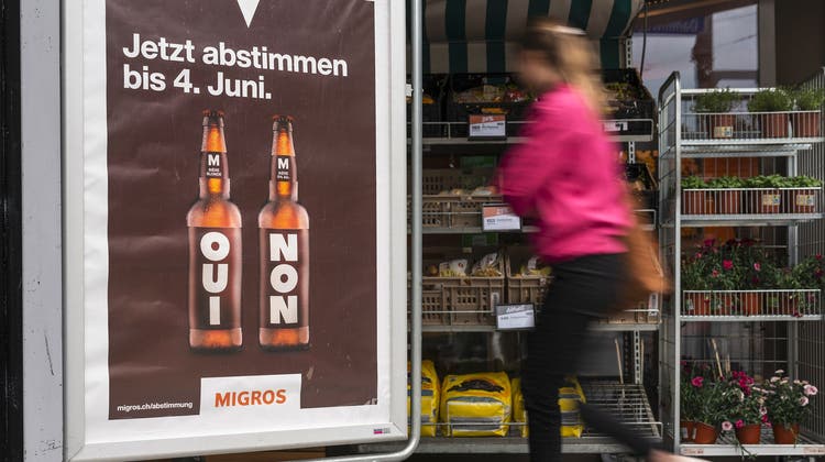 Anfang Juni haben die Genossenschafterinnen und Genossenschafter der Migros darüber abgestimmt, ob der Detailhändler künftig Alkohol verkaufen darf oder nicht. (Bild: Alessandro Della Valle / KEYSTONE)