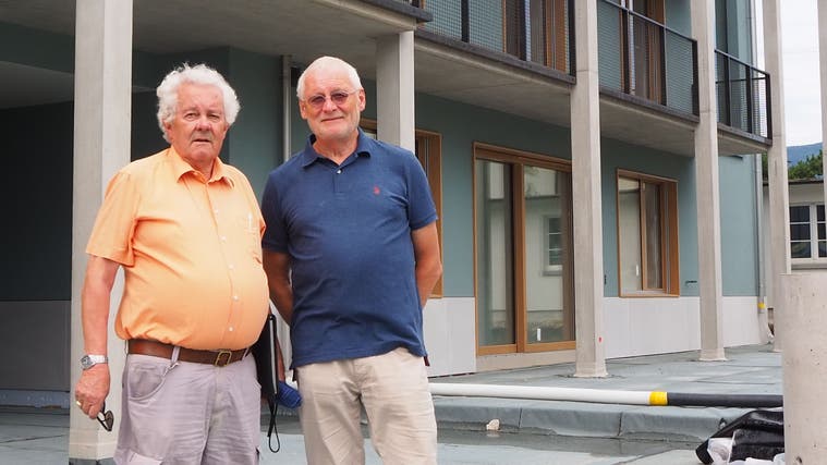 Urs Buser und Werner Gabriel (von links) freuen sich, dass das Casa Cura in Stein gut im Plan liegt. (Hans Christof Wagner)