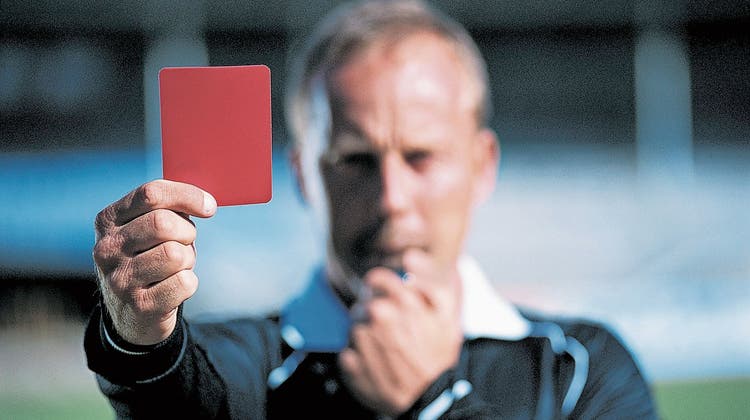 Rote Karte für die über 70-jährigen Schiedsrichter: Sie dürfen nur noch Spiele bei den Senioren leiten. (Symbolbild: Getty)