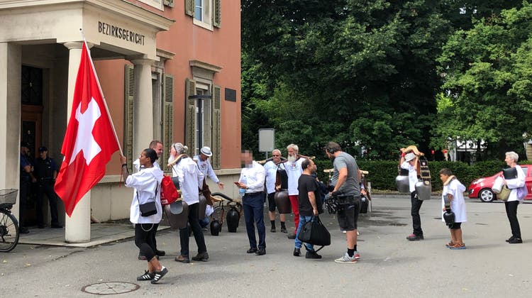 Am Montagvormittag traten Freiheitstrychler vor dem Aarauer Bezirksgericht auf. (Florian Wicki)