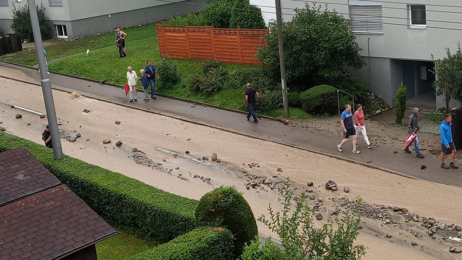 Die überschwemmte Hergiswaldstrasse im Obernau. (Leserbild (Obernau, 4. Juli 2022))