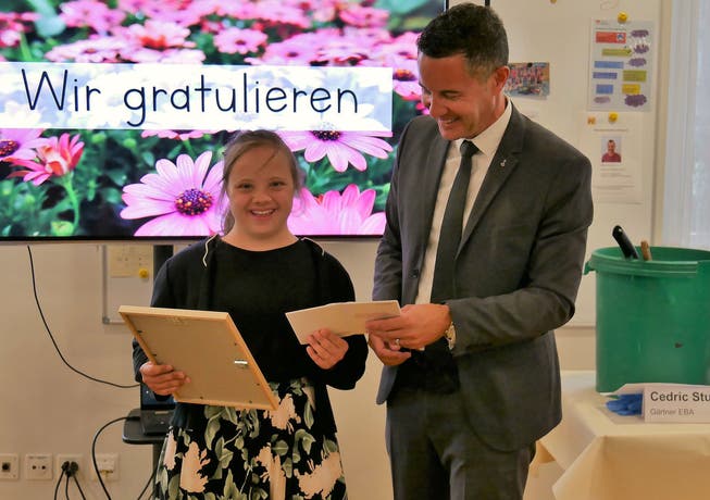 Sara Rütimann nimmt ihr Diplom «Praktikerin PrA Restaurant» von Bildungsdirektor Christian Schäli entgegen.
