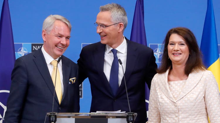 Finnlands Aussenminister Pekka Haavisto (links) und Schwedens Aussenministerin Ann Linde zusammen mit Nato-Generalsekretär Jens Stoltenberg. (Keystone)