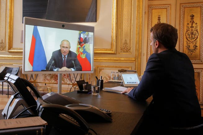Der französische Präsident Emmanuel Macron im Gespräch mit dem russischen Präsidenten Wladimir Putin während einer Videokonferenz.