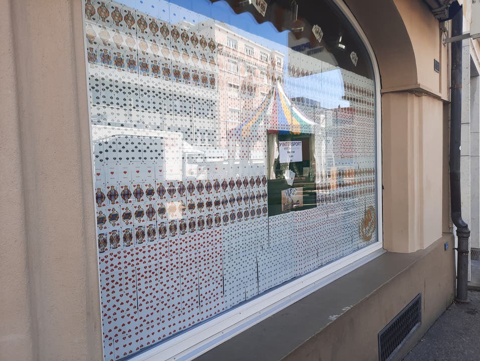 Unternehmen in der Grenchner Innenstadt dekorieren ihre Schaufenster mit Jasskarten.