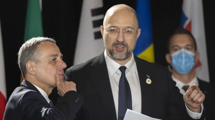 Machen international Schlagzeilen: Bundespräsident Ignazio Cassis und der ukrainische Premierminister Denys Shmyhal in Lugano. (Keystone)