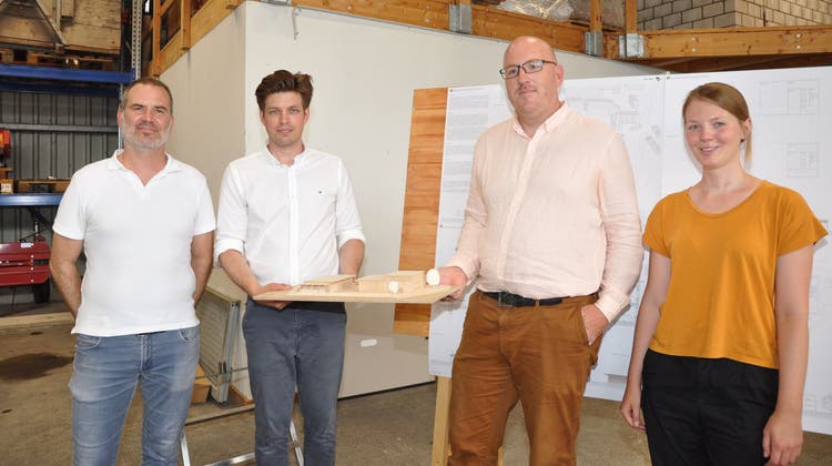 Als Sieger des Projektwettbewerbs durfte sich das Team Jung Berger Architekten GmbH aus St.Gallen feiern lassen. Von links: Björn Morgenegg, David Jung, Markus Berger und Malwina Wiecha. (Bild: René Jann)
